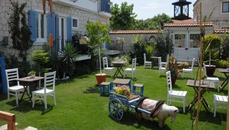 Boutique Hotel For Sale Alacati - Guests Alfresco dining